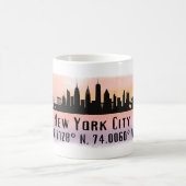 New York City Skyline Latitude und Länge Kaffeetasse (Mittel)