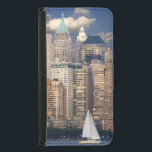 New York City Skyline Samsung Galaxy S5 Geldbeutel Hülle<br><div class="desc">Fantastisches Foto der Skyline der Stadt New York im Abend. Im Vordergrund befindet sich ein Segelboot am Ufer,  und im Hintergrund sind viele interessante,  helle und glänzende Wolkenkratzer und Gebäude zu sehen. Das Foto wurde in der Dämmerung aufgenommen,  wenn der Abend ein Dämmergefühl hat.</div>