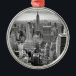 New York City Skyline Silbernes Ornament<br><div class="desc">Schwarz-Weiß-Amerikanische Städte Kunstfotografie - New York City Manhattan Vintages Foto Image</div>