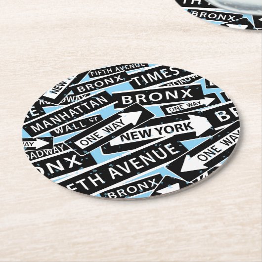 New York City Street Sign Pattern auf Light Blue Runder Pappuntersetzer (Angewinkelt)