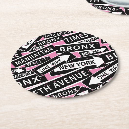 New York City Street Sign Pattern auf Pink Runder Pappuntersetzer (Angewinkelt)