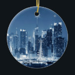 New York City Winter Skyline Weihnachtszusätze Keramikornament<br><div class="desc">New Yorker Winternachtskyline,  weißer Weihnachtsbaum und Schneeflocken.</div>