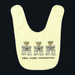 New York Hanukkah Chanukah NYC Menorah Candles Babylätzchen<br><div class="desc">Bib präsentiert eine originelle Marker-Illustration einer klassischen NYC-Sehenswürdigkeit,  "gekleidet" für die Ferien! Sehen Sie nicht,  wonach Sie suchen? Brauchen Sie Hilfe bei der Anpassung? Kontaktieren Sie diesen Designer,  um etwas für Sie kreiert zu haben.</div>