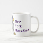 New York Hanukkah Gelt NYC Skycraper Holiday Kaffeetasse<br><div class="desc">Die Tasse zeigt eine originelle Marker-Abbildung einer klassischen NYC-Sehenswürdigkeit "gekleidet" für den Hanukkah-Urlaub. Diese Chanukah Illustration ist auch auf anderen Produkten verfügbar. Sehen Sie nicht,  wonach Sie suchen? Brauchen Sie Hilfe bei der Anpassung? Kontaktieren Sie Rebecca,  um etwas für Sie entworfen zu haben.</div>