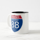 New York Interstate Sign Zweifarbige Tasse (Vorderseite Links)
