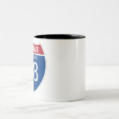 New York Interstate Sign Zweifarbige Tasse (Mittel)