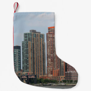 NEW YORK - JULY 5, 2015: Long Island City waterfr Kleiner Weihnachtsstrumpf