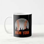New York Ny Skyline Baseball trifft auf Gameday Kaffeetasse (Links)