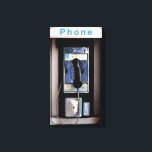 New York Public Pay Phone, Retro Phone Booth Leinwanddruck<br><div class="desc">Dieses Kunstwerk vermittelt einen nostalgischen Blick auf ein New Yorker Payphone. Das Design mit seinen Besonderheiten erinnert an die Geschichte der Stadt und an die Zeit,  als diese Telefone auf den Bürgersteigen zu einem gemeinsamen Anblick wurden. Es ist eine Erinnerung einer Zeit,  bevor weit verbreitete Handys benutzt werden.</div>