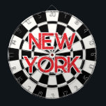NEW YORK Retro Moderner roter Text auf Schwarz und Dartscheibe<br><div class="desc">NEW YORK Retro Modern Red bearbeitbarer Text auf Schwarz und Weiß Dart Board Spiel inklusive 6 Messingdarts 🎯 Personalisieren mit Ihrem Text oder Namen durch Auswahl der Personalisierungsoption. Bitte lass mir, ob Sie weitere Fragen haben und weil Zazzles Kundensupport die Kundenerfahrung abwickelt, können Sie den Zazzle Kundensupport per Chat, Telefon...</div>