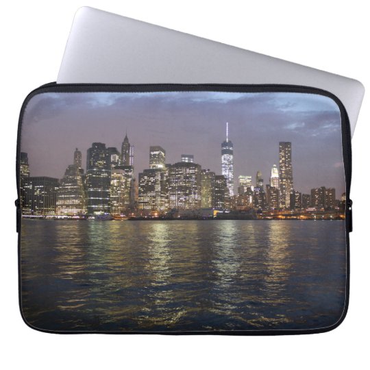 New York Skyline am Abend Laptop Sleeve