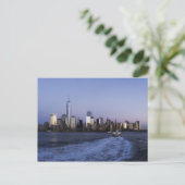 New York Skyline bei Dämmerung mit Fährschiff Postkarte (Stehend Vorderseite)