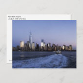 New York Skyline bei Dämmerung mit Fährschiff Postkarte (Vorne/Hinten)