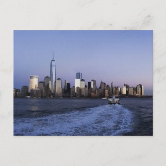 New York Skyline bei Dämmerung mit Fährschiff Postkarte (Vorderseite)