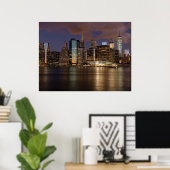 New York Skyline bei Nacht Poster (Heimbüro)