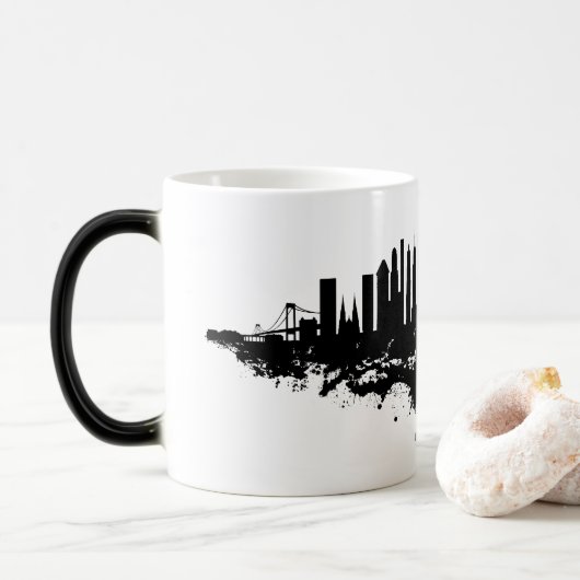 New York Skyline Watercolor Black and White Verwandlungstasse (Mit Donut)
