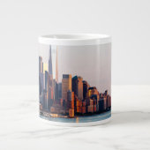 New York Sunset Skyline View of World Trade Center Jumbo-Tasse (Vorderseite)