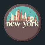 New York Vintag Retro City Skyline City Art Magnet<br><div class="desc">Vintages und retro City Design mit wunderschöner Skyline, touristischer Attraktion und Stadtbild. Cooler Wolkenkratzer und Gebäude Silhouette Illustrationen für Touristen und Reisende. Ideal als Souvenir, um Zuhause zu bringen, wenn Sie durch die Welt reisen. Rett die Erinnerung an deine Reise und Ferien mit Familie und Freunden. Die Hintergrundfarbe kann auf...</div>
