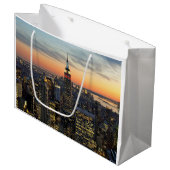 New- Yorkdämmerungs-Skyline Große Geschenktüte (Vorderseite Schrägansicht)