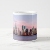 New Yorker Abend Skyline Jumbo-Tasse (Vorderseite)