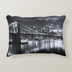New Yorker Skyline Brooklyn Bridge Monochrom Nacht Dekokissen