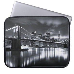 New Yorker Skyline Brooklyn Bridge Monochrom Nacht Laptopschutzhülle