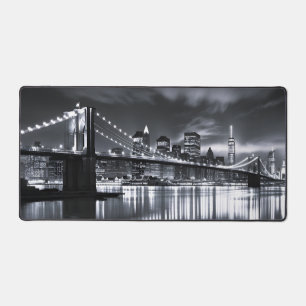 New Yorker Skyline Brooklyn Bridge Monochrom Nacht Schreibtischunterlage