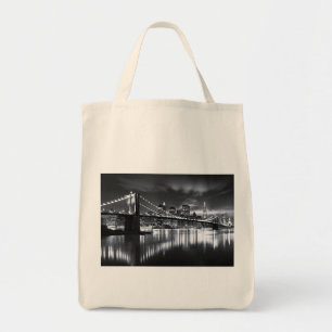 New Yorker Skyline Brooklyn Bridge Monochrom Nacht Tragetasche