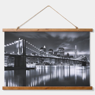 New Yorker Skyline Brooklyn Bridge Monochrom Nacht Wandteppich Mit Holzrahmen