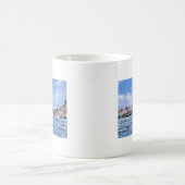 New Yorker Stadtansicht mit Segelboot Kaffeetasse (Mittel)