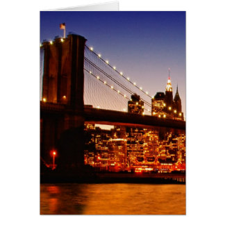 New Yorker Stadtbild mit Brücke über den Fluss