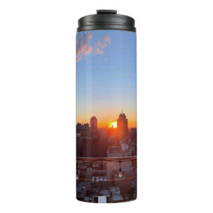 New Yorker Stadtbild Sonnenuntergang Dachterrasse  Thermosbecher