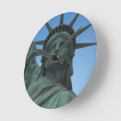 New Yorker Uhrenstatue der Freiheitsmauer Runde Wanduhr (Winkel)
