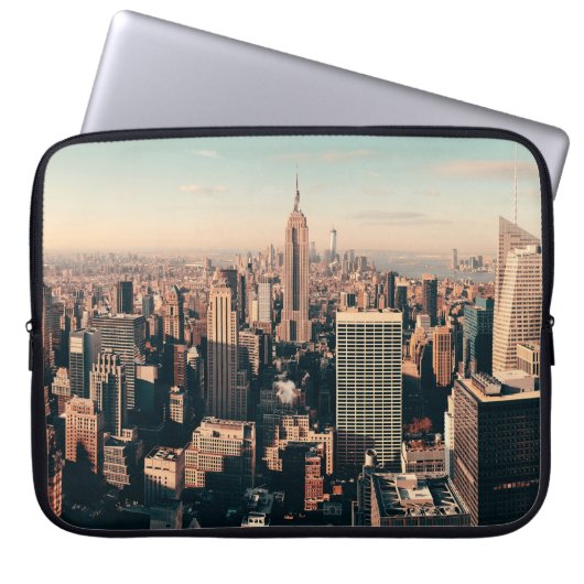 New Yorker Wolkenkratzer überblicken die Stadt. Laptopschutzhülle (Vorderseite)