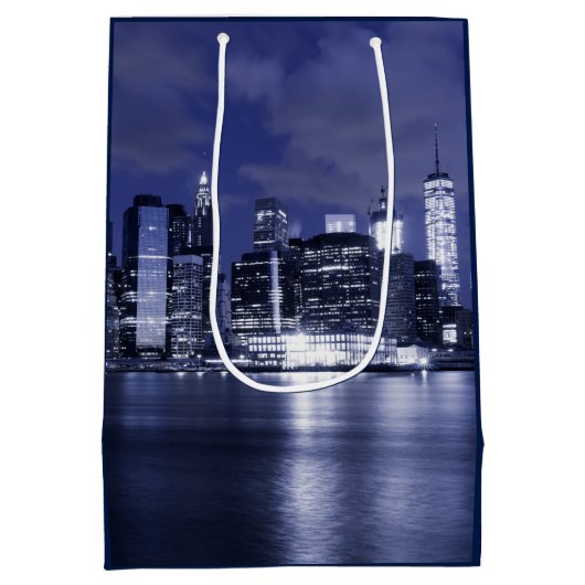 New- YorkSkyline gebadet im Blau Mittlere Geschenktüte (Rückseite)