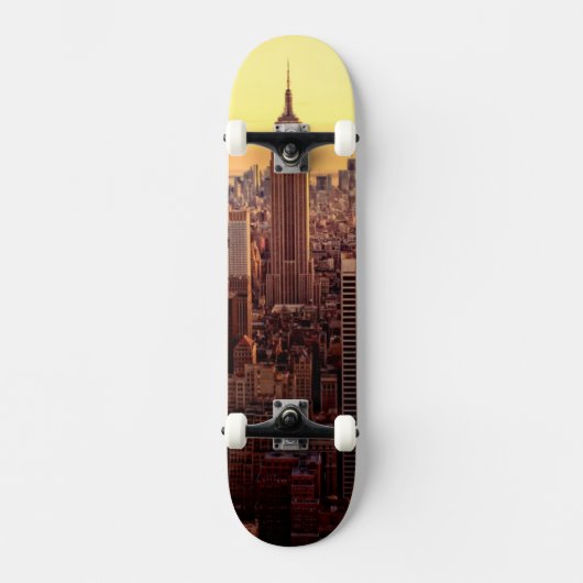 New Yorkskylinestadt mit Reich-Staat Skateboard (Vorderseite)