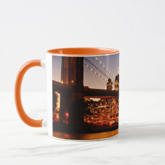 New- YorkStadtbild mit Brücke über Fluss Tasse