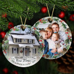 New Zuhause First Christmas Wreath 2 Foto Keramik Ornament<br><div class="desc">Feiern Sie das erste Weihnachtsfest der Familie in ihrer neuen Zuhause mit diesem Sake-Ornament, das einen tollen Urlaub oder eine Hauswärme-Gabe macht. Ein Aquarellkranz aus Grünholz und Beeren umrahmt das Foto auf beiden Seiten, unten mit einem weißen Farbüberlagerungsrahmen, um den eleganten Schriftzeichen zu betonen. Bitte kontaktieren Sie mich über den...</div>