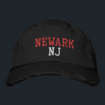NEWARK NJ Red and White on Black Vintag Style Bestickte Baseballkappe<br><div class="desc">NEWARK NJ Rot und Weiß Stickereien auf Schwarz bedrückten Vintagen Stil Baumwollhut. Die Stickerei kann an andere Farbeinstellungen angepasst werden, indem Sie die Schaltfläche "Design bearbeiten" auswählen. Außerdem ist die Möglichkeit verfügbar, die gewünschte Farbe auf der Hauptseite auszuwählen.</div>