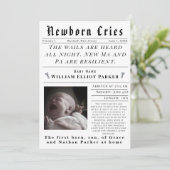 Newborn Cries Birth Ankündigung (Stehend Vorderseite)