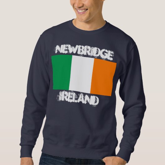 Newbridge, Irland mit irischer Flagge Sweatshirt (Vorderseite)