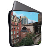 Newcastle-Gebäude Laptopschutzhülle (Vorne Rechts)