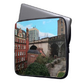 Newcastle-Gebäude Laptopschutzhülle (Vorderseite Links)