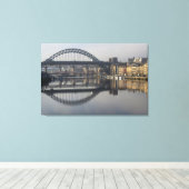 Newcastle Quayside & the Tyne Bridge Leinwanddruck (Insitu (Holzboden))