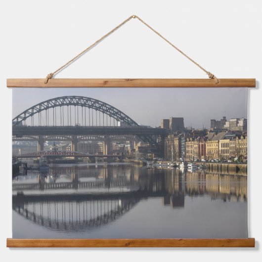 Newcastle Quayside & the Tyne Bridge Wandteppich Mit Holzrahmen (Vorne)