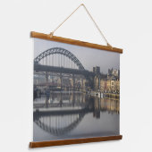 Newcastle Quayside & the Tyne Bridge Wandteppich Mit Holzrahmen (Gewinkelt)