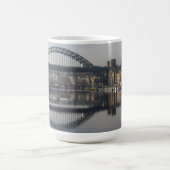 Newcastle Quayside und die Tyne Bridge Kaffeetasse (Mittel)