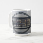 Newcastle Quayside und die Tyne Bridge Kaffeetasse (Vorderseite Links)