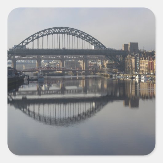 Newcastle Quayside und die Tyne Bridge Quadratischer Aufkleber (Vorderseite)