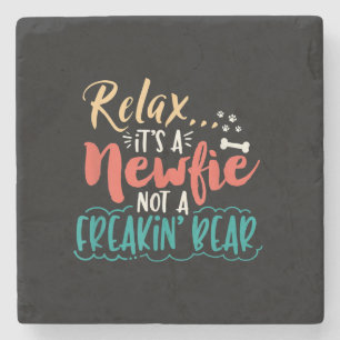Newfie   Entspannen Sie sich, es ist ein Newfie ke Steinuntersetzer